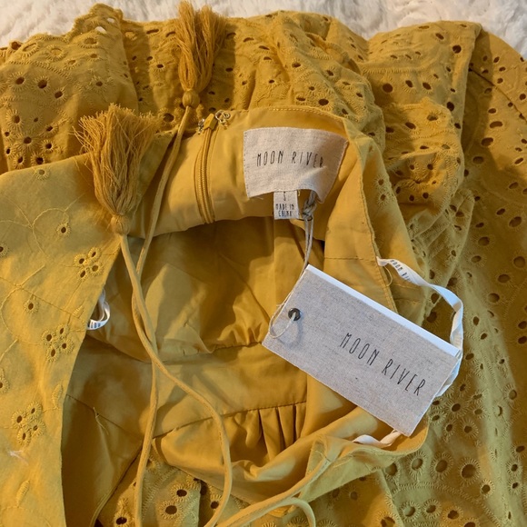 Adorable eyelet dress - Picture 5 of 7